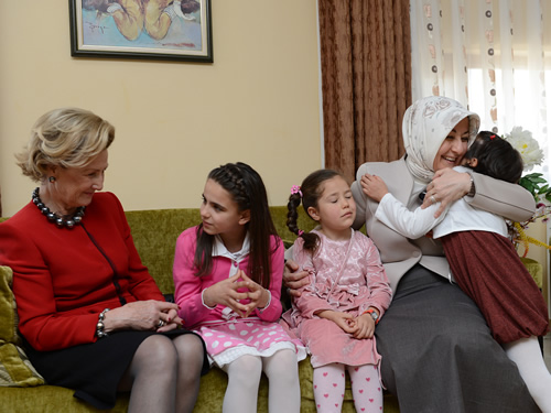 Bayan Gül ve Kraliçe Sonja Çocuklarla Bir Araya Geldi